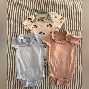 Kyte BABY 3-Pack Short Sleeve One-Pieces in Blue, Pink, and Cream Hedgehog Print